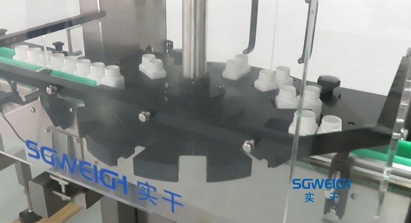Checkweigher with Feeding Belts - Bottles